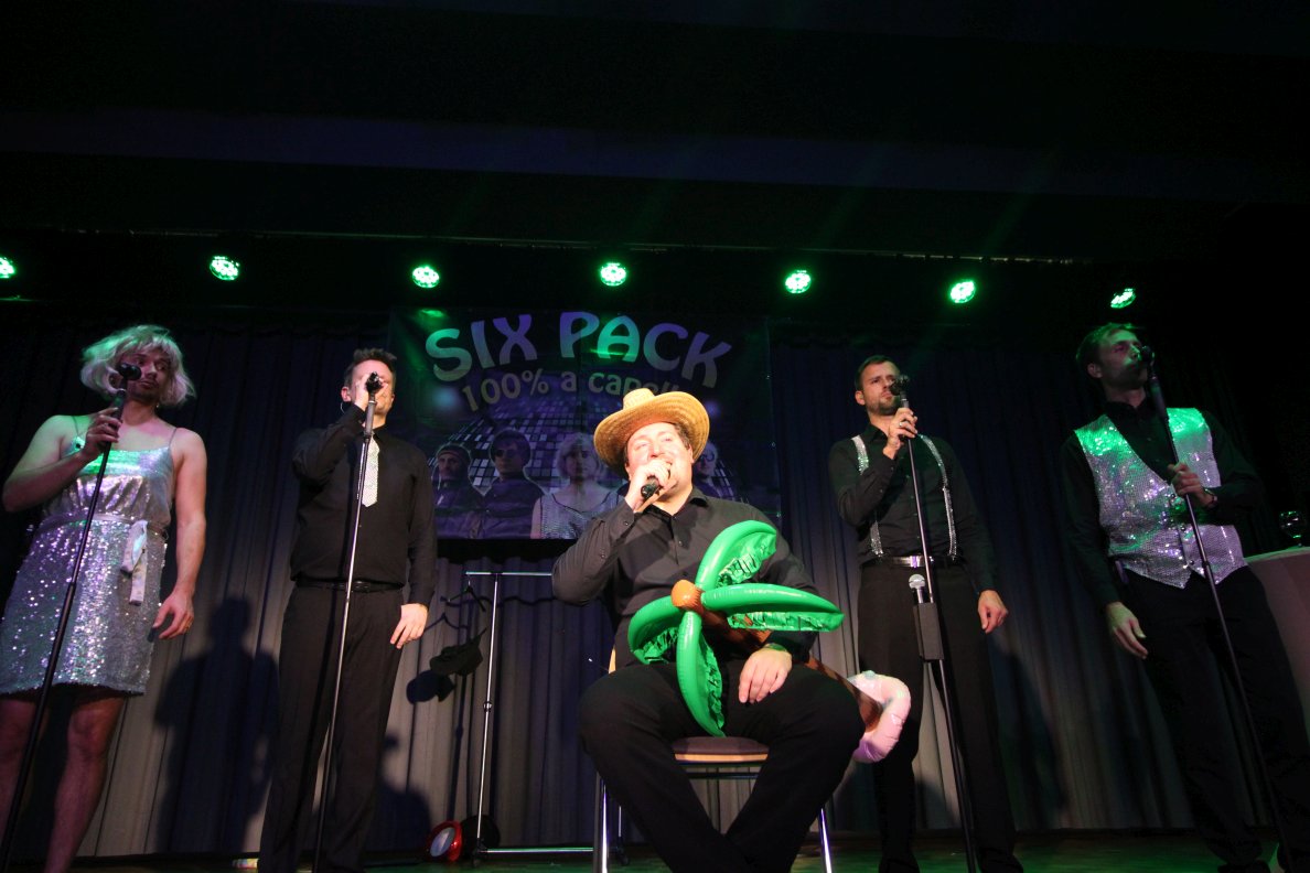 Szene aus der Mini-Sixpack-Show mit allen fünf Sängern